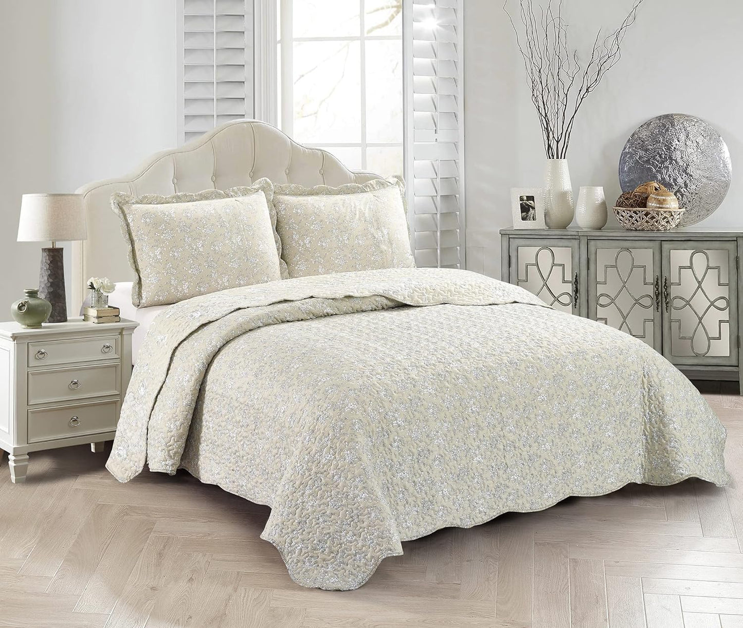 Brilliant Sunshine Classic Grey Floral Toile in Beige Background, 3-Piece Quilt Set with 2 Shams, Reversible Bedspread, Soft Lightweight Coverlet, All-Season, Full/Queen, Beige
