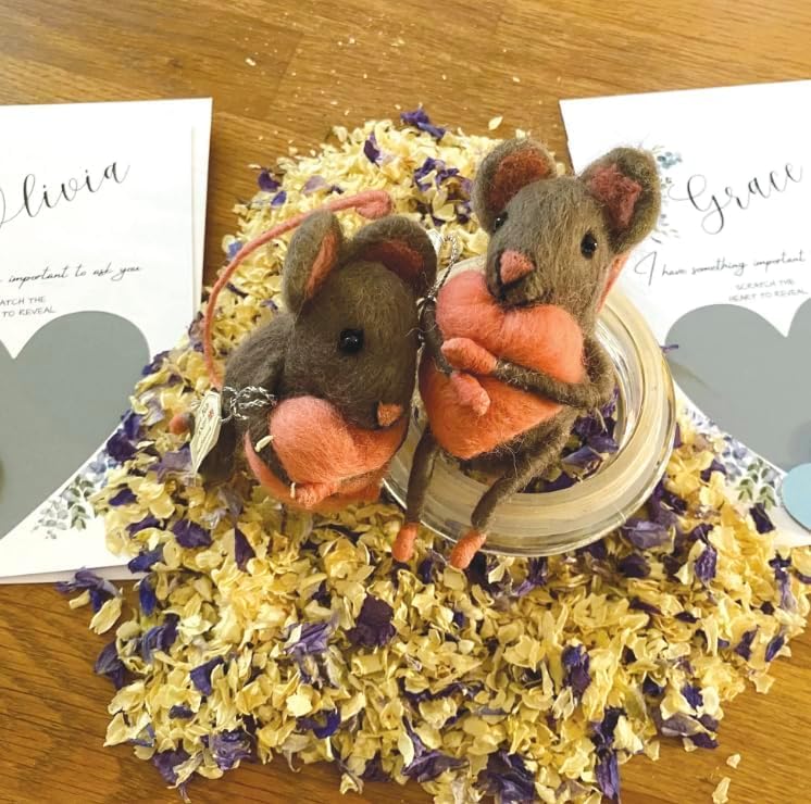 l Hand Felted Sitting Hugging Heart Mouse l Organic Wool l Hand Made Home Decor l Natural Fibres l Fair Trade l Plush Novelty Animal Ornament, 5060998805440