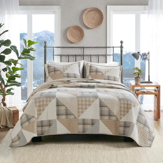 Woolrich Olsen Reversible Quilt Set - Cottage Styling Reversed to Solid Color, All Season Lightweight Coverlet, Cozy Bedding Layer, Matching Shams, Oversized Full/Queen, Geometric Plaid Tan 3 Piece